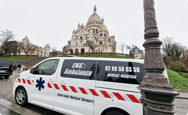 Ambulance devant un monument