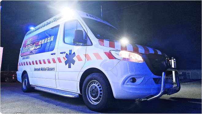 Ambulance avec les lumières en pleine nuit