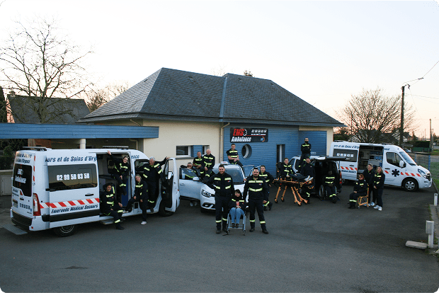 Docteur qui signe une ordonance