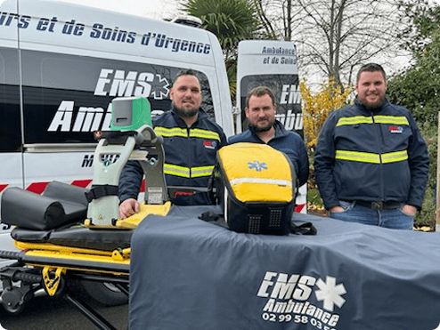 Trois hommes devant une ambulance et derrière un brancard
