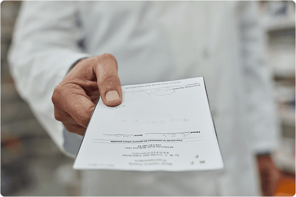 Docteur remettant un papier